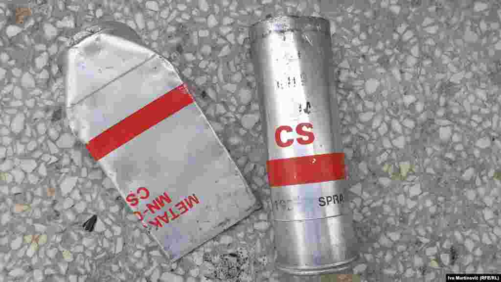 Policija nije saopštila koliko je suzavca ispaljeno na protestima. U obraćanju novinarima posle prvog protesta 7. jula, direktor policije Vladimir Rebić je odbacio tvrdnje o prekomernoj upotrebi sile, a na pitanje koliko je suzavca ispaljeno, Rebić je rekao da ne zna tačne podatke, ali da je "ispaljeno koliko je trebalo".