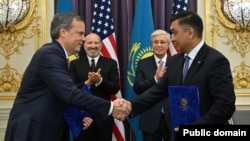 Қазақстан мен АҚШ теміржол локомотивтері жөніндегі келісім-шартқа қол қойды. Нью-Йорк, 22 қыркүйек 2025 жыл.