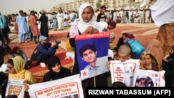 په کراچۍ کې د پښتون ژغورنې غورځنګ جلسې ته د تری تمو کسانو د کورنۍ غړیو د خپلوخپلوانو تصویرونه راوړي. ۱۳ مې ۲۰۱۸