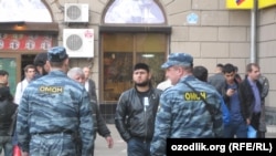 Проверка документов у мигрантов в Москве. 