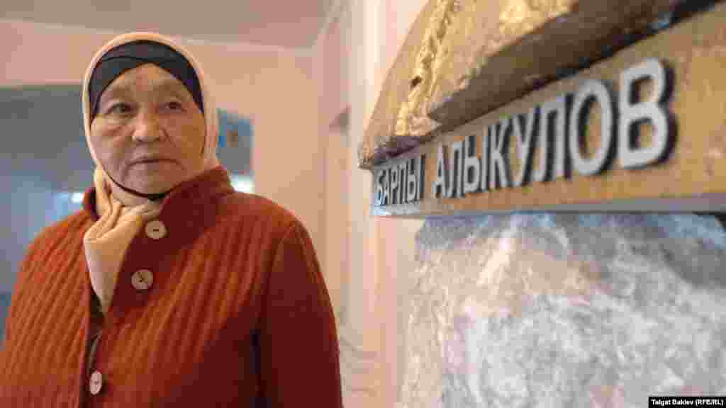 Шайырбүбү Мамбетова Кыргыз Республикасынын эмгек сиңирген артисти, актриса. 47 жылдан бери театр тармагында иштеп, сексенге жакын ролдорду жараткан. Ал жараткан ролдордун катарында&nbsp;Чынгыз Айтматовдун "Фудзиямадагы кадыр түн" чыгармасындагы актриса Гүлжандын, "Найман эне" чыгармасында Найман эненин, С. Раевдин "Таажы" пьесасында актрисанын, Гоголдун "Текшерүүчү" чыгармсындагы Мария Антоновнанын, "Ак кеме" чыгармасында Момун чалдын аялы Чаар кемпирдин образдары бар.