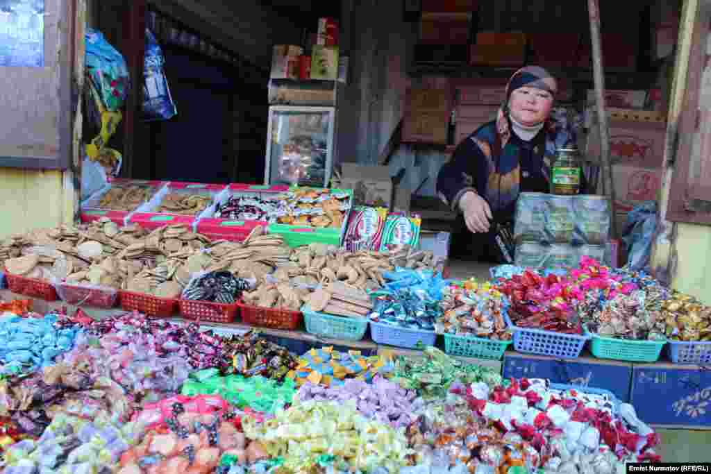 Kyrgyzstan - Central Market \ bazaar in Osh. Spontaneous street trading Karasu at the bazaar. Osh, December 3, 2012