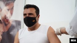 Зоран Заев јавно ја први првата доза вакцина против ковид-19 од Синофарм - Скопје, 6 мај 2021