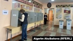 Один из избирательных участков в Бишкеке. 11 апреля 2021 года. 