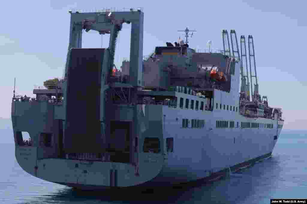 Anija e Marinës amerikane "Bob Hope" ankorohet në portin e Durrësit, Shqipëri, më 26 prill 2021, në përgatitje për fillimin e manovrës Defender-Europe 21.