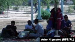 Бастующие нефтяники компании «Озенмунайгаз» на городской площади. Жанаозен, 1 сентября 2011 года.