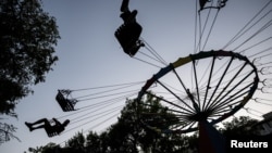 Alegători, într-un carusel la Bălți, septembrie 2025 