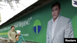 Предвыборный баннер кандидата в президенты Камчыбека Ташиева, Арашан, 26 октября 2011 года.