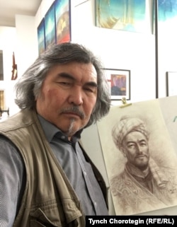 Сүрөтчү Ибрагим Бакиров чыгаан илимпоз Махмуд Кашгари Барсканинин өзү чийип тарткан шарттуу сүрөтүнүн жанында. 24.5.2020.