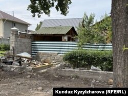 Айрым үйлөрдүн мончолору, очокканалары же ашканалары түрттүрүлгөн.