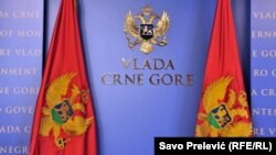 Socijalistička narodna partija (SNP) koja je dio nove vlasti upozorila je da je Uprava za kadrove raspisala 53 konkursa u proteklih desetak dana te da odlazeća vlast enormno zapošljava pristalice u državnim institucijama i nakon izbora.