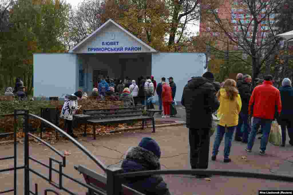 Жителі Одеси стоять у черзі, щоб набрати води у бюветі. Через російську атаку на енергооб'єкти у місті виникли перебої з електро- та водопостачанням