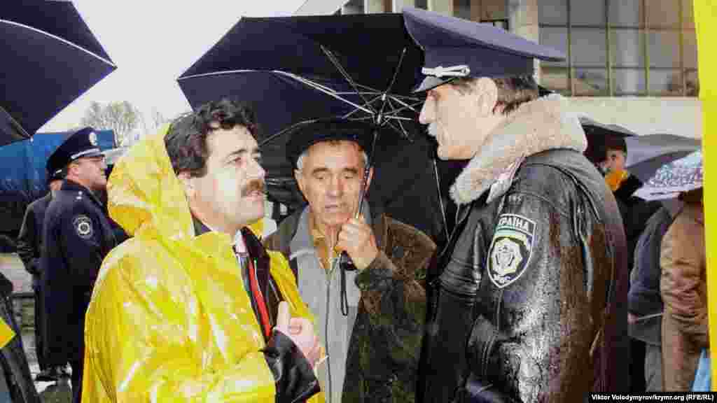 Milliy Meclis reisiniñ o vaqıttaki muavini Remzi İlyasov (sol tarafta) Ukraina İçki İşler Nazirliginiñ Qırımda Baş idaresiniñ başlıq muavini Valeriy Seredenkonen muzakere ete.