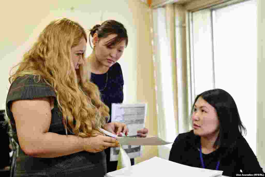 Кеңседе иштеген кыргыз кыздары.