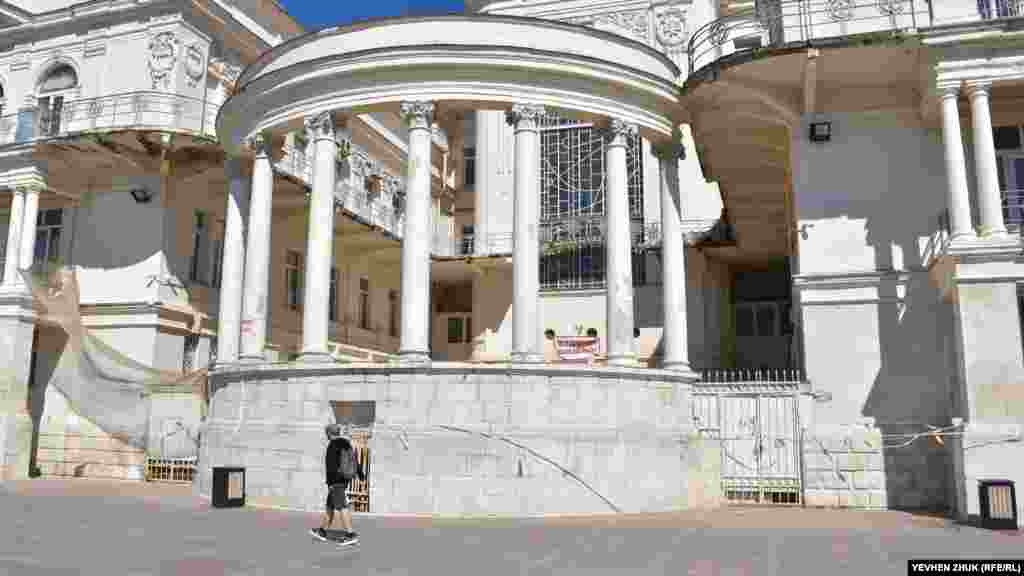 Об'єкт культурної спадщини &ndash; колишній Палац піонерів &ndash; &laquo;сиплеться&raquo; на голови перехожих. Ремонт будинку, зведеного в 1914 році для Романовського інституту фізичних методів лікування, не можуть почати вже багато років