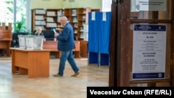 Moldoveni cu cetățenie română votează la alegerile prezidențiale române, Chișinău, 2 mai 2025.