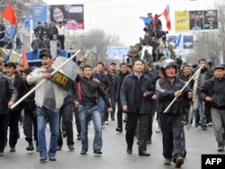 Бишкек элдик ыңкылап маалында. 2010-жылдын 7-апрели.