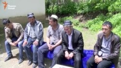 Похороны трех таджикских мигрантов, убитых на Хованском кладбище