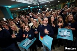 კონსერვატიულ CDU/CSU-ს ხმების 30-მდე პროცენტი აქვს.