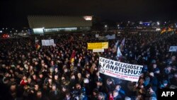 Германи -- PEGIDA боламан агIончаш Дрезденехь митингехь. 15ГIур20