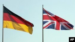 Flamuri gjerman përkrah atij britanik. (Fotografi ilustruese)