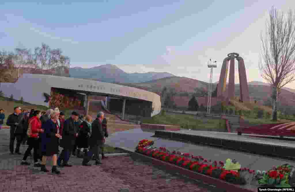 "Сталиндик репрессиянын күнөөсүз курмандыктары элдин эсинде" аттуу эл аралык илимий жыйын күнү. "Ата Бейит" эскерүү жайында. 08.11.2017.