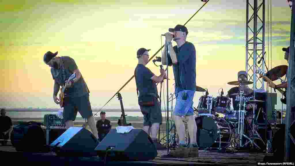 Перед сценою в сторону анексованого півострова розгорнули банер &laquo;Free Sentsov, Free Crimea&raquo;. Таким чином музиканти вимагали звільнення всіх українських політичних в'язнів з російських і кримських в'язниць
