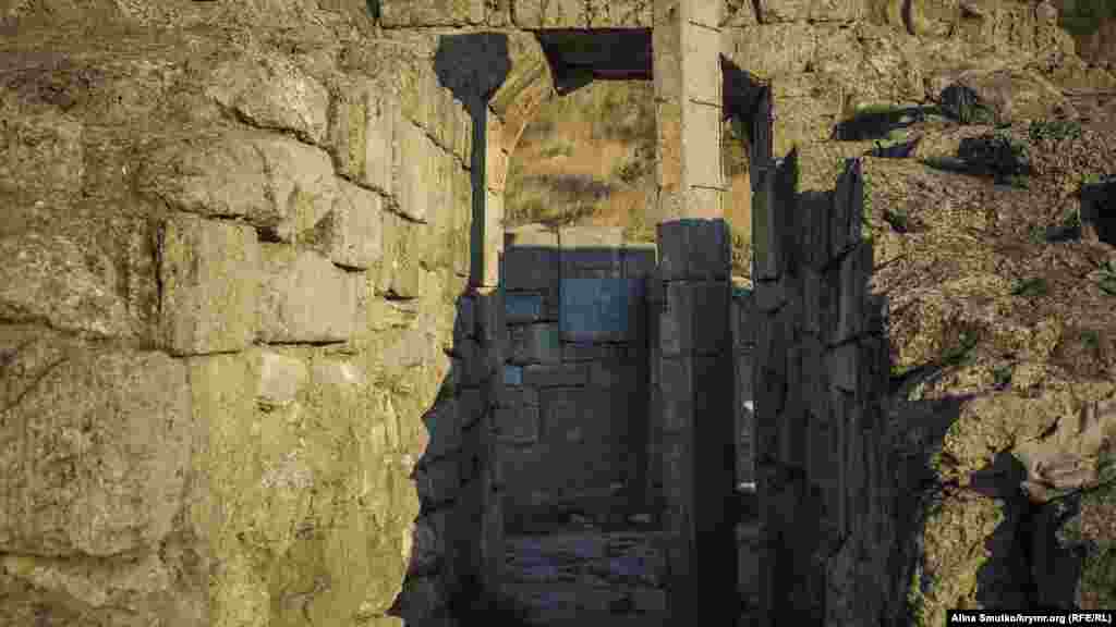 Тут розташовувалась постійна резиденція боспорських царів. Місто було ремісничим і культурним центром, мало у своєму розпорядженні велику гавань і торгувало хлібом з усім Середземномор'ям. Пантікапей карбував срібну і золоту монету