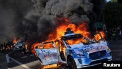 Автомобиль, сожжённый в ходе беспорядков в центре Лос-Анджелеса, 8 июня 2025 года. Фото Рейтер