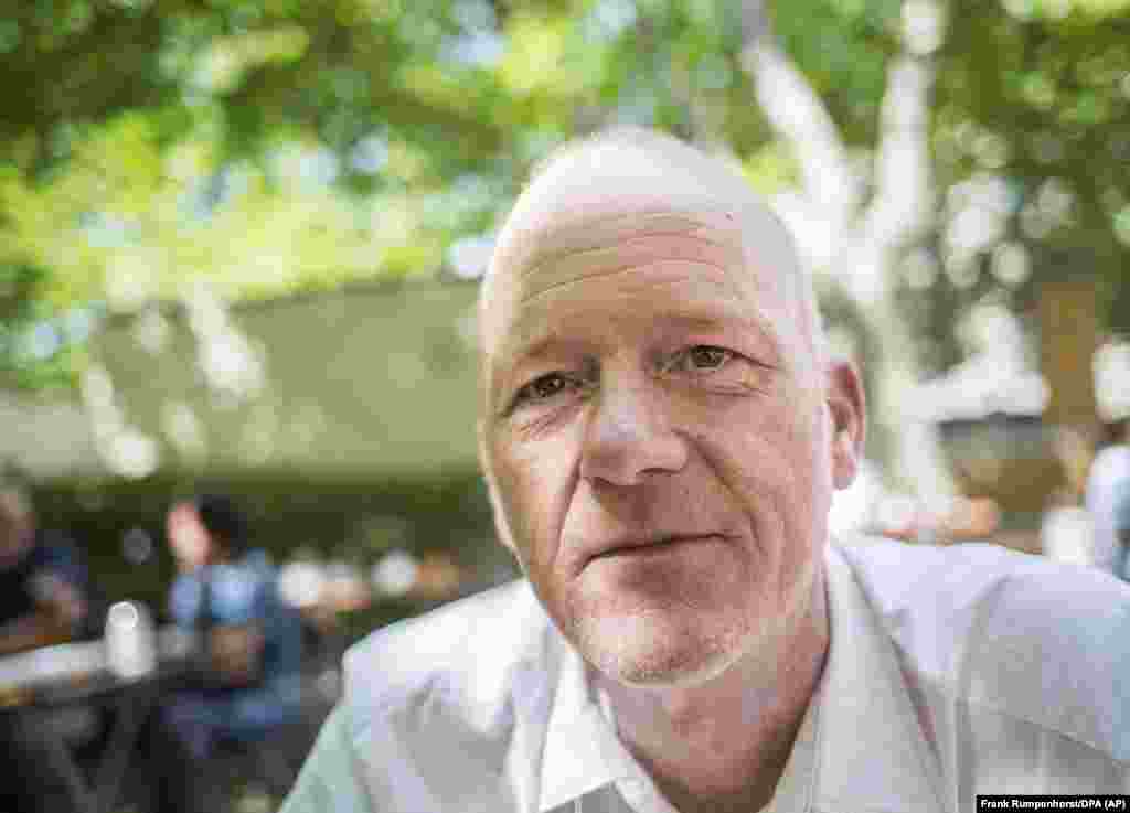 Karsten Thielker u nemačkom gradu Frankfurtu 10. jula 2016. godine ​ "Toliko jedinstvenih fotografija se više se neće pojavljivati u TAZ-u, Frankfurter Allegemeine Zeitungu, Zeitu i drugim medijima. Ostaće velika praznina", napisao je berlinski fotoreporter Stefan Boness u Frankfurter Allegemeine Zeitungu o smrti svog prijatelja. "Još je bolniji gubitak uvijek pozitivnog, duboko simpatičnog i kolege i prijatelja koji je uvek bio podrška." 