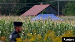 Un cort al poliției este instalat în zonă, după ce un obiect neidentificat a căzut și a explodat noaptea trecută într-un lan de porumb din sătucul Osiny, în apropiere de Varșovia - 20 august 2025.