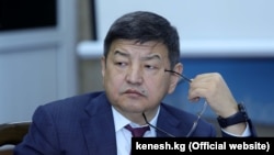 Акылбек Жапаров.