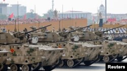 Членове на китайската армия в бронирани машини участват във военния парад по случай 80-годишнината от края на Втората световна война в Пекин, Китай, 3 септември 2025 г.