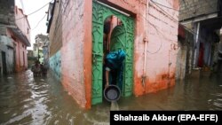 د کراچۍ ښار په ځینو سیمو کې اوبه په لارو کوڅو کې ولاړې پاتې دي. 