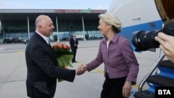 Ursula von der Leyen este primită de premierul Rosen Jeliazkov, duminică, 31 august 2025, pe aeroportul din Plovdiv, în centrul Bulgariei.