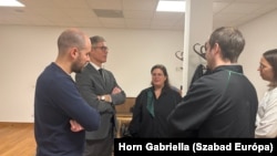 Ádám Zoltán (b2) és jogi képviselői a 2025. október 21-i másodfokú tárgyalás szünetében a Fővárosi Ítélőtáblán