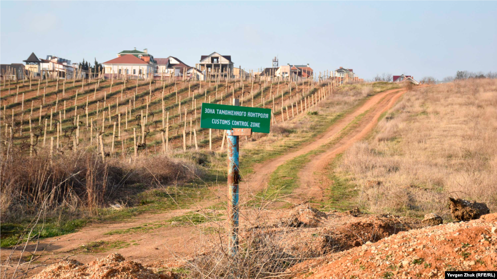 Поруч із садовими будиночками розташовані виноградники і незаконний кар'єр з видобутку ґрунту