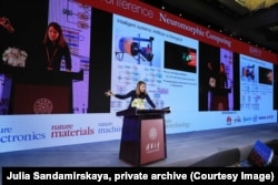 Юлія Сандамірская падчас выступу на адной з канфэрэнцый, фота з прыватнага архіву