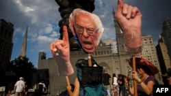 Демократиялык партиянын талапкерлиги үчүн Хиллари Клинтон менен атаандашкан Берни Сандерстин тарапкерлери.