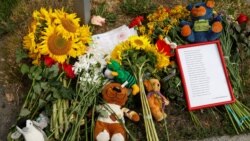 Flori și jucării lăsate în locul în care fetița de 4 ani, Liza, a fost ucisă de o rachetă rusească la Vinița