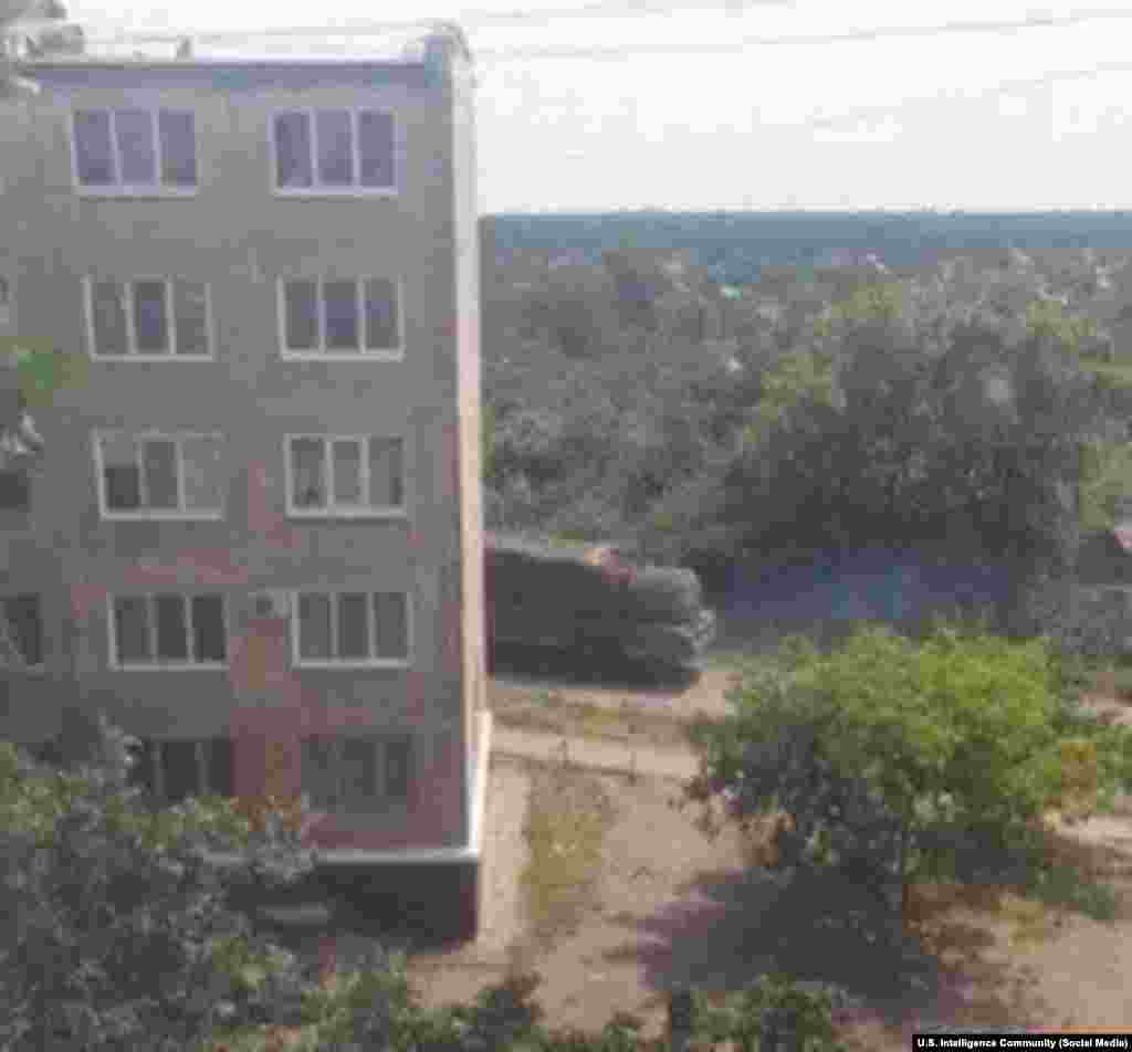 АКШ рәсмиләре белдерүенчә, социаль медиага чыгарылган бу фотода Малайзия очкычы бәреп төшерелгәннән соң Краснодон шәһәре яныннан Русиягә таба баручы "Бук" системы сурәтләнә.