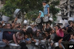 Газа шаарында тамак тараткан жерге келген тургундар, 14-июль, 2025-жыл