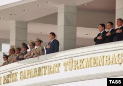Түркмөнстандын жетекчилиги парадда.