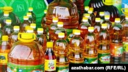 Garaşsyzlyk ýyllarynda döwlet we hususyýetçiler tarapyndan öndürilýän önümleriň köp bölegi bazardyr dükanlarda peýda boldy.