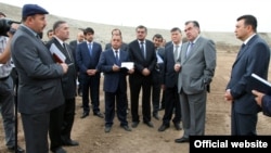 Усмон Сабзов (байн) дар лаҳзаҳои омодагӣ ба ҷашни 3-ҳазорсолагии Ҳисор