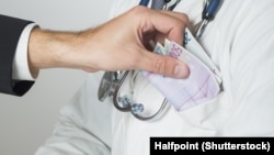 Anca Dumitrovici Ababneh, șefa Secției de Oncologie a Spitalului Județean Suceava, este cercetată penal pentru luare de mită în formă continuată de la pacienți bolnavi de cancer și aparținătorii acestora. Imagine generică.