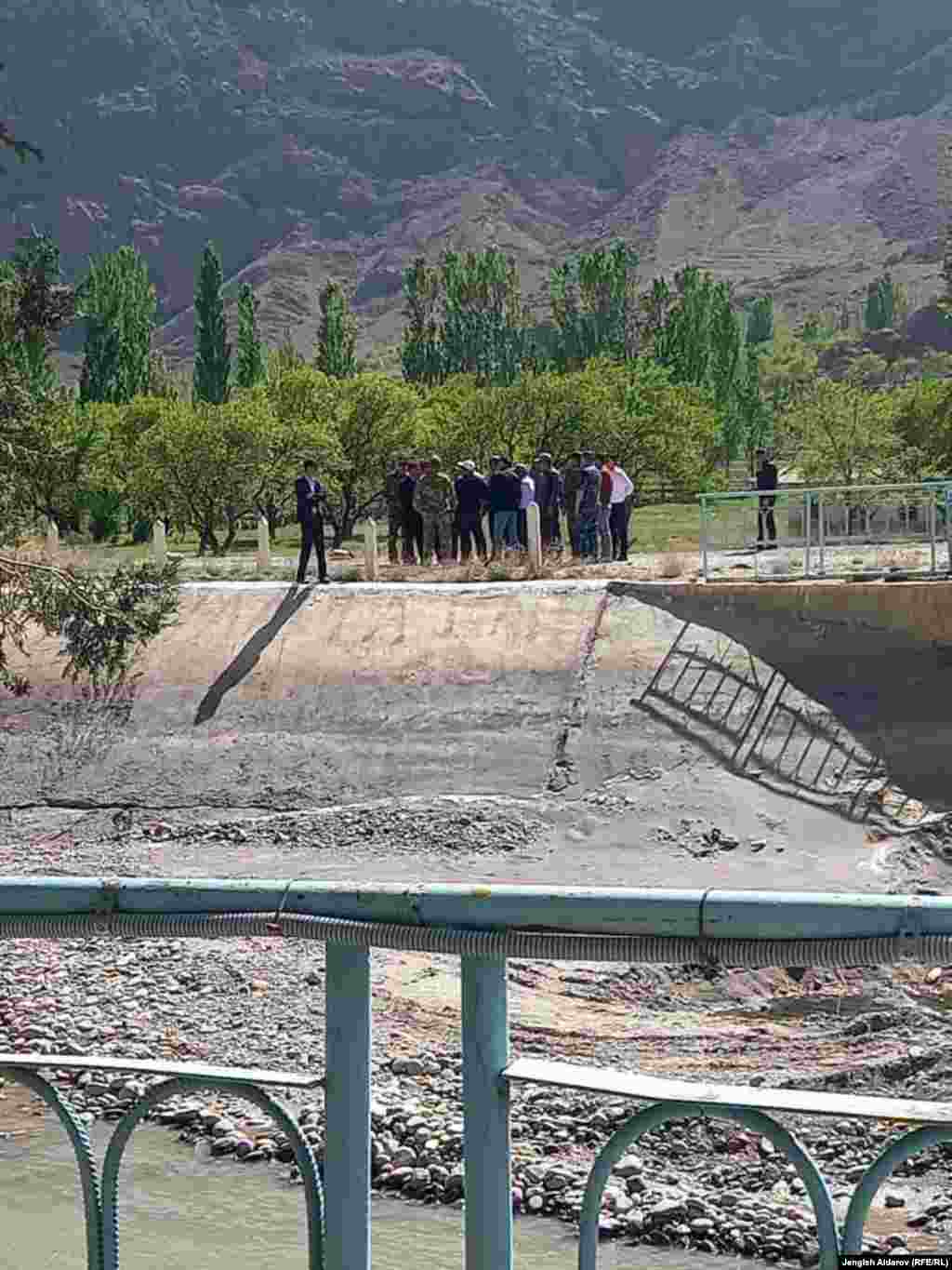 "Тажик тарап 28-апрелде &ldquo;Головной&rdquo; тилкесинде электр мамыларына видео камераларды орното баштаган. Кыргызстандын чек ара кызматкерлери бул жерге барып, ишти токтотууну талап кылган. Түшкү саат 12:25тер чамасында Тажикстандын аймагындагы Кожалы (Хожаиаъло) аттуу жерден ок атылган, бул ок мергенчи мылтыгынан чыкканы божомолдонууда", - деп маалымдаган Кыргызстандын Чек ара кызматы.