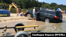 Джипът на плаж "Перла" беше издърпан от водата с багер