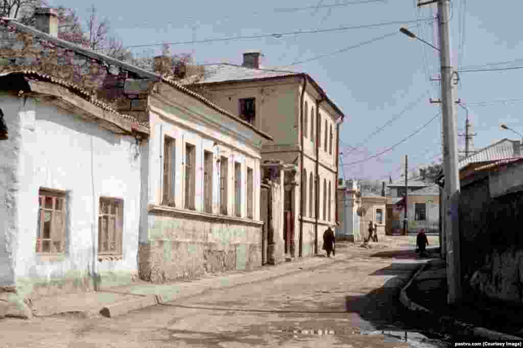 Раён Сімфэропаля, Украінская ССР, 1987 год.Вусік нарадзіўся ў Сімфэропалі, Крым, Украінская ССР, у 1987 годзе. Вусік правёў бесклапотнае дзяцінства, але ў 1992 годзе сям'я пераехала на поўнач Украіны, каб перажыць эканамічны крызіс, які рушыў усьлед за распадам Савецкага Саюзу. «Шчыра кажучы, было цяжка», — успамінаў Вусік той пэрыяд.