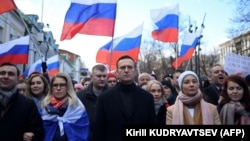 Opozantul rus Alexei Navalnîi, soția sa, Iulia, politicianul de opoziție Liubov Sobol și alți demonstranți la un marș de protest organizat la 29 februarie 2020, în memoria lui Boris Nemțov, opozantul asasinat în februarie 2015, în plină stradă, în centrul Moscovei 